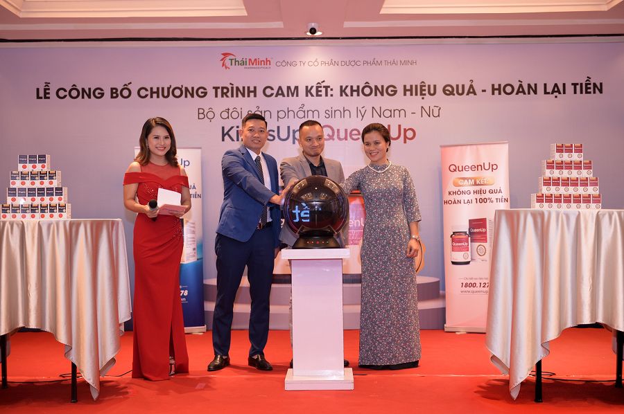 Ông Nguyễn Quang Thái – Chủ tịch HĐQT công ty Dược phẩm Thái Minh (đứng giữa) và đại diện nhãn hàng